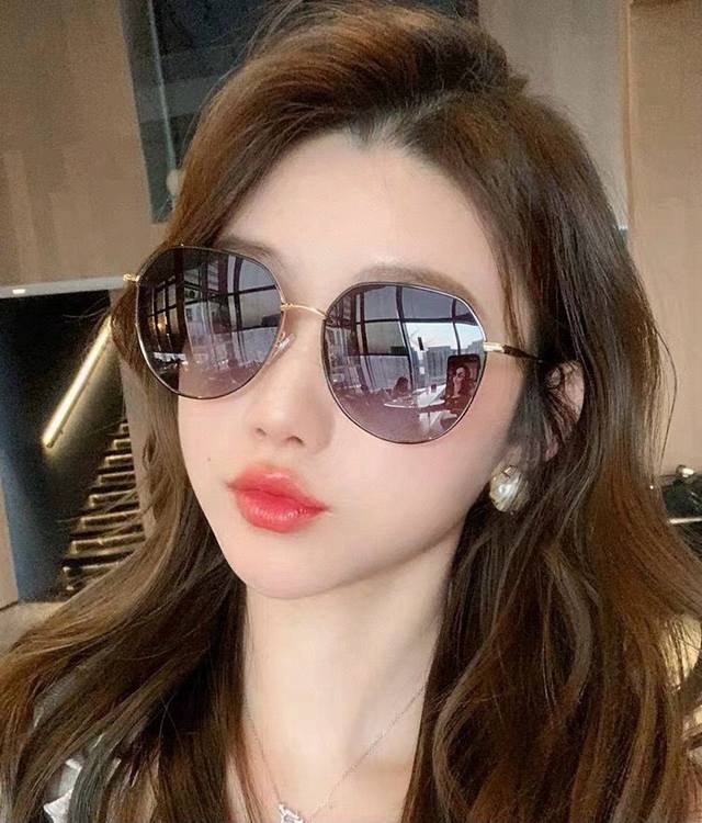 Chanel 香奈儿 潮流爆款 时尚大框太阳镜 佩戴舒适 网红潮款墨镜 型号：Ch0798