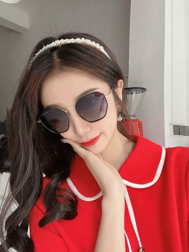 香奈儿 开春新款太阳镜 各路网红纷纷带起气场满分 俏皮甜美.上脸效果更佳.金属质感超好 型号：Ch1