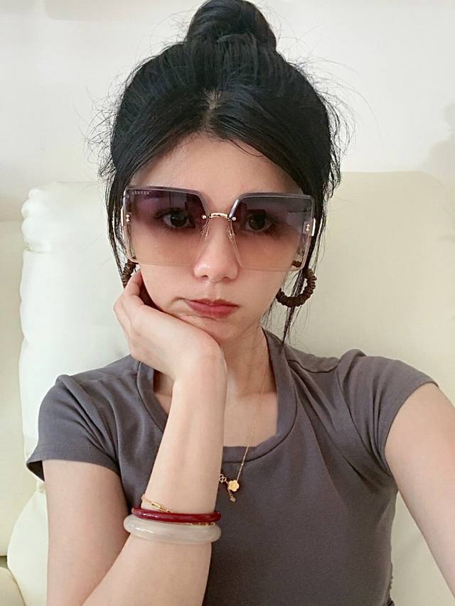 爱马仕 经典的方框设计，不挑脸型，无论搭配大衣还是连衣裙都非常显气质镜片预防紫外线 型号：H2771