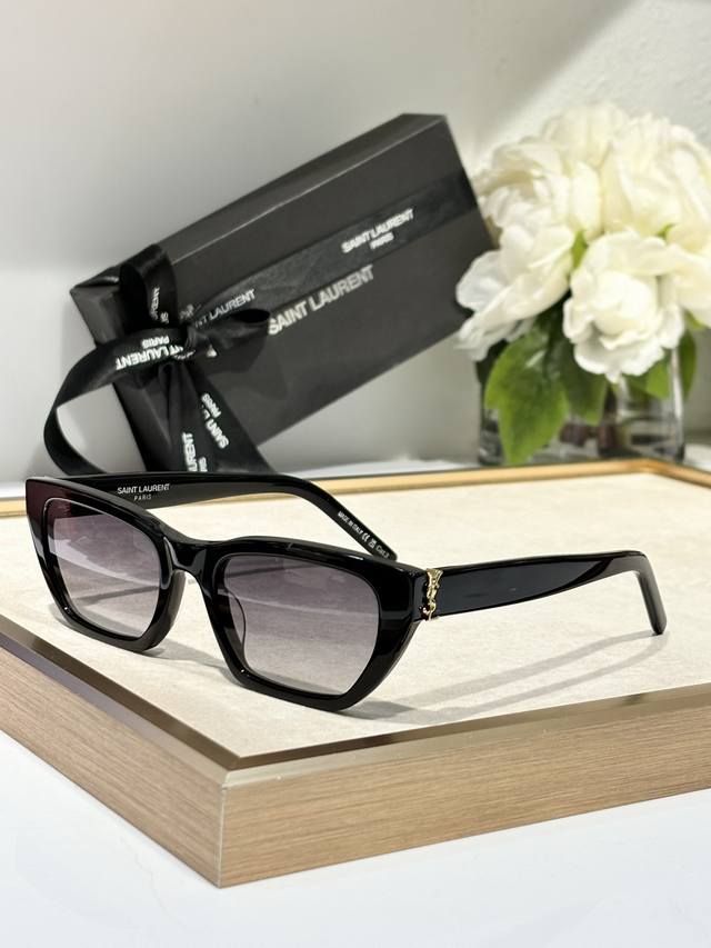 Saint Laurent Mod：Sl M127 F 小Logo 点缀 Size：53口20-145