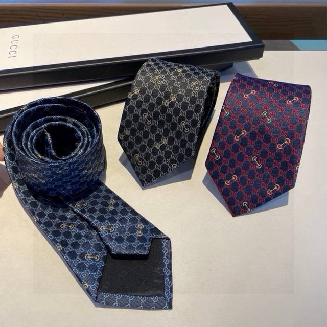 Dior家款新领带 Dior男士Cd提领花带 稀有展现精湛工手与时尚优雅理的想选择，这采款用Do家最经极典具标志性Logo提制花成的领带，以同色调法手演绎的更显
