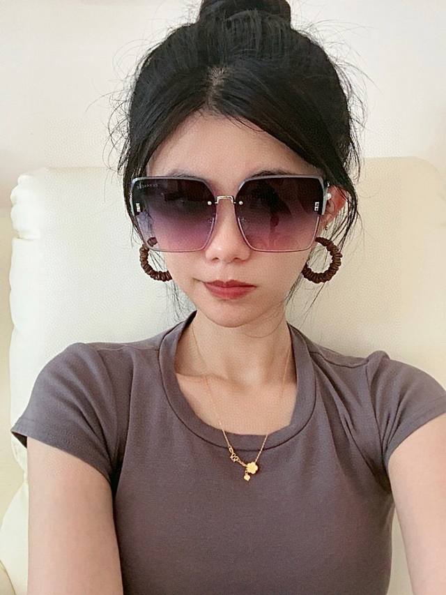 香奈儿 2025开春新款 潮流爆款 时尚方框太阳镜 高品质 佩戴舒适 网红潮款墨镜 女士高清加厚太阳镜 高品质Tr镜框 型号：Ch1291