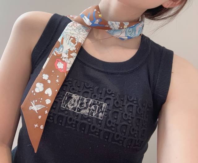 爱马仕新款Twilly， 云想国度 顶级斜纹真丝打造 超精细的印花 字迹非常清晰 规格：5X86Cm，100%斜纹真丝双层双面