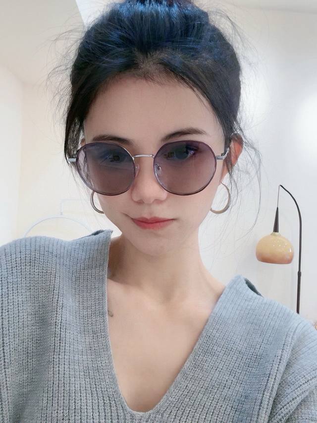 香奈儿 2025开春新款太阳镜 各路网红纷纷带起气场满分 俏皮甜美.上脸效果更佳.金属质感超好 型号：Ch3532