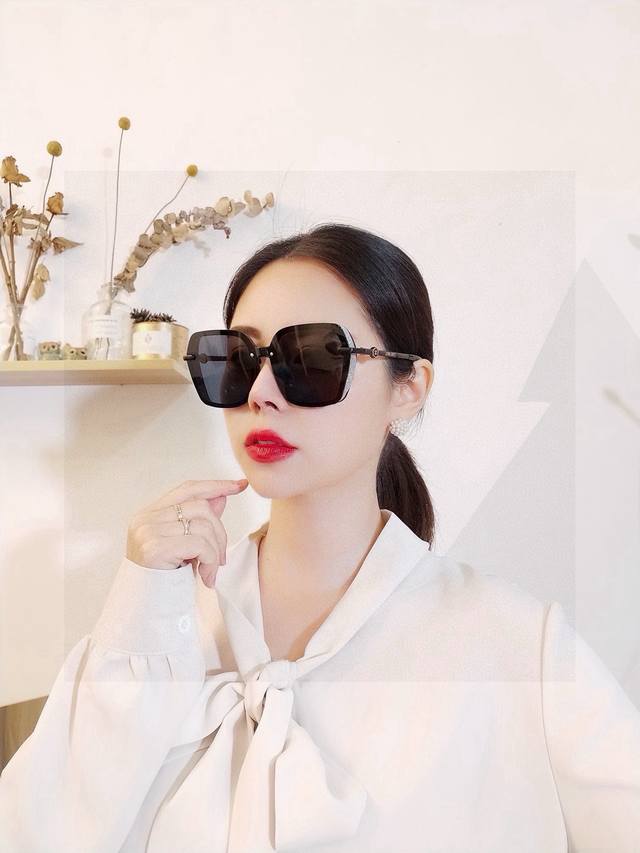 香奈儿2025新款偏光太阳镜潮流时尚 女士款百搭瘦脸太阳镜 高品质 开车太阳镜型号：Ch3200