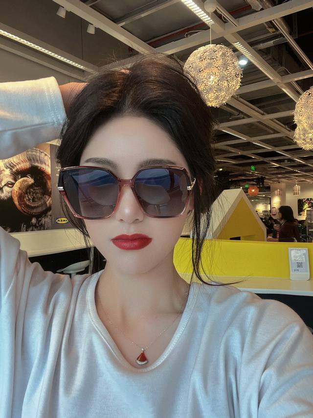 香奈儿 太阳镜 开春新品超轻墨镜众多博主网红都有配戴的 很有设计感 超前时尚 镜腿立体感十足 处处彰显香奈儿的风格精髓 镶钻款 高档太阳镜 完美 高品质 型号：