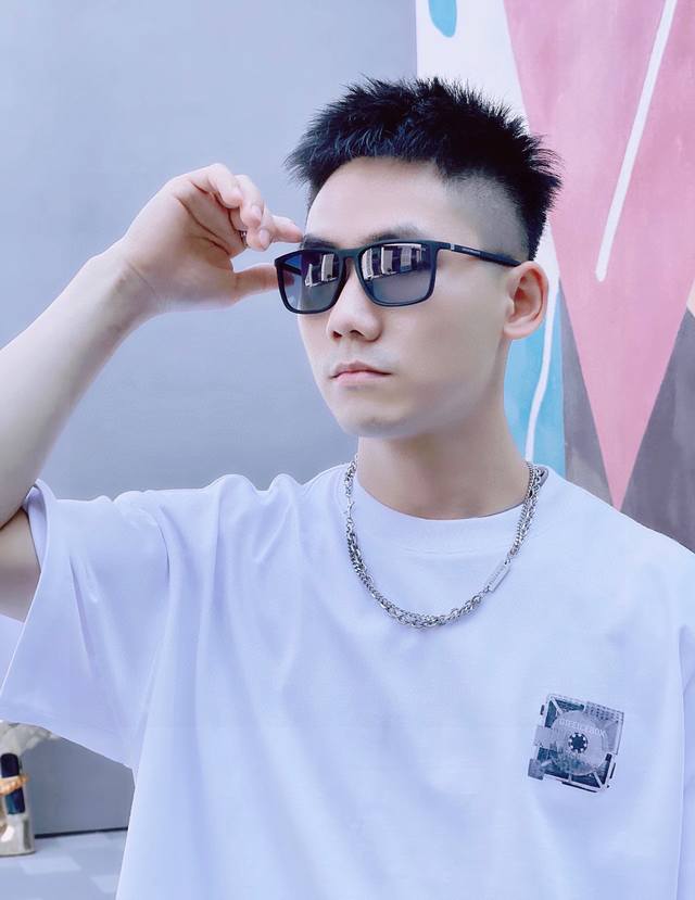 新款品牌：阿玛尼Armani ：原单品质男士女士偏光太阳镜 材质：高清宝丽来偏光镜片、板材印字Logo镜腿。看细节就知道大师手工制作设计，做工精致，高端大气，适