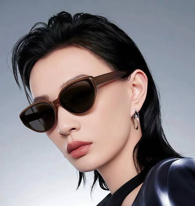 巴黎世家2025开春新款一体镜 小框太阳镜男女同款 爆款大框尼龙太阳镜 超逼格超酷 镜腿品牌设计感强 Nice~~~ 型号Bl8602