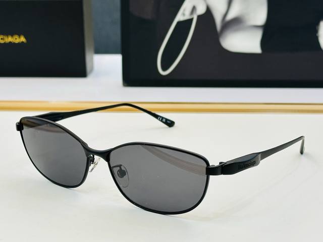 Balenciaga巴黎世家 Bb0357S Size：62口15-145 最新 版型很特别的设计 1 品质高超
