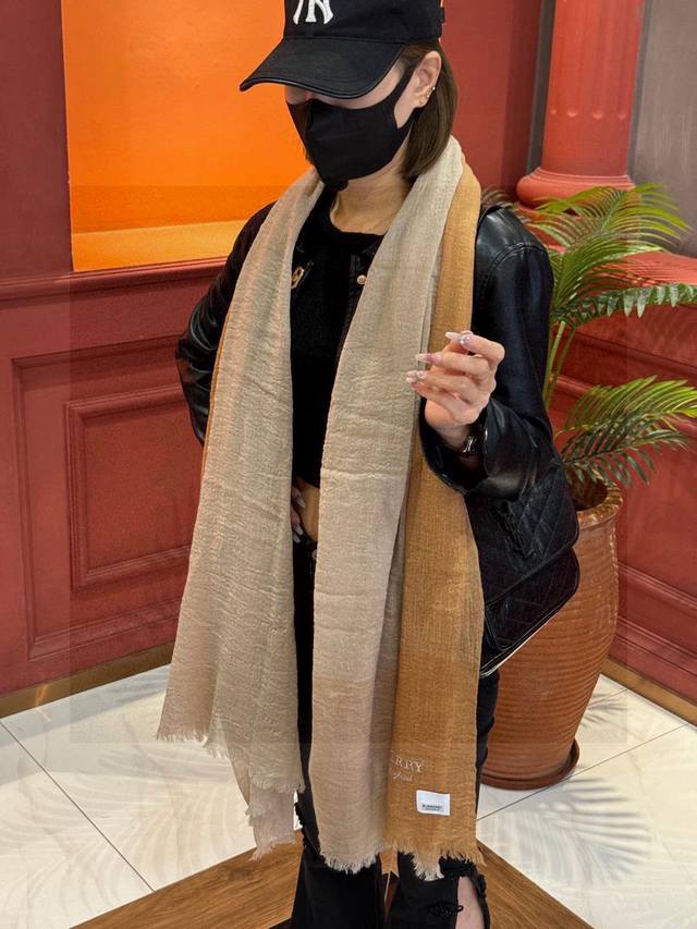 重点推荐！！！高级舒适时髦气质，相信我的就收吧！Burberry这款触动内心的柔美围巾，无法模仿的颜色和气质！！！围巾光影下还会有非常漂亮的特殊波纹肌理！一般工