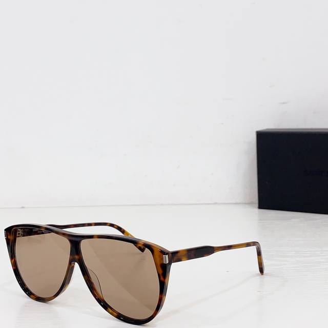 Sl731 Gaspar 镜腿镌刻Saint Laurent 标志 Ysl再出绝美款 Size：56口20-145 每一副 Saint Laurent 眼镜都堪