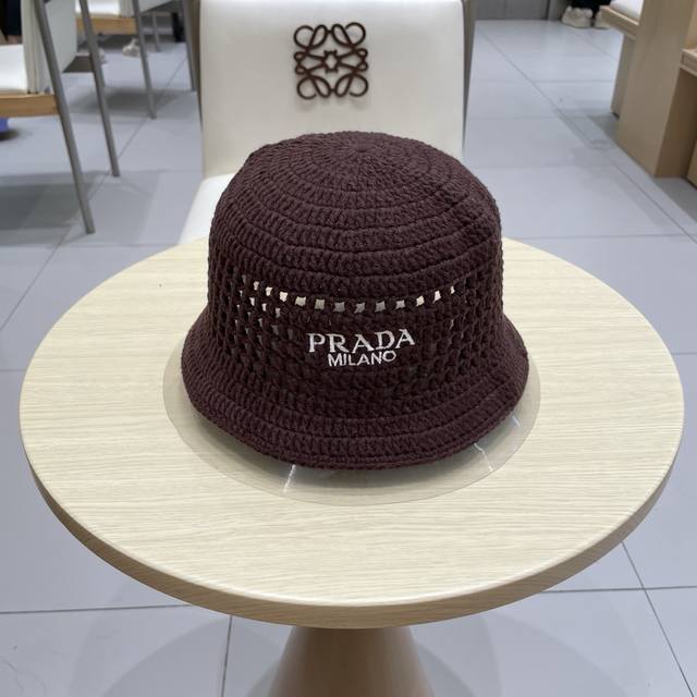 Prada普拉达新款秋冬刺绣字母倒三角形镂空手工钩编水桶帽毛线渔夫帽百搭网眼盆帽