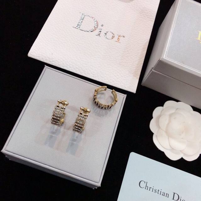 Dior 迪奥Cd耳钉，戒指美得不要不要的 唯美 浪漫 人手必备款 火爆小红书 精选Zp一致材质搭配纯银针戒指 、耳钉