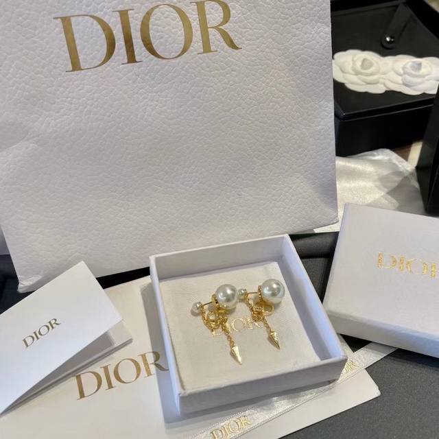 Dior 迪奥Cd耳钉 铆钉前后珠耳环 专柜一致黄铜材质 火爆款出货 设计独特 复古前卫 美女必备 实心 超级有质感 防过敏