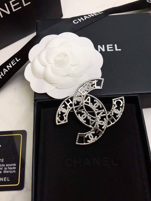 Chanel 22Ss New 专柜同步上市这款超漂亮的，全部用进口施华洛钻 今年最新款任意搭配都好看又是一款必火的经典款代工品质 做工精细胸针，是最懂女人的饰