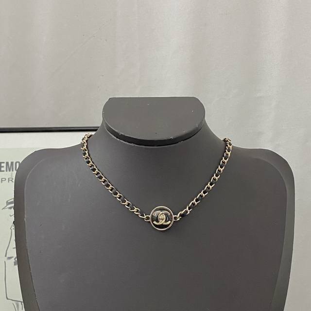 香奈儿项链热销款爆上新一致Zp 专柜同步 Chan 23 黑金纽扣穿皮项链Choker 亚克力侧边字母刻印 简约大气时尚，复古甜酷