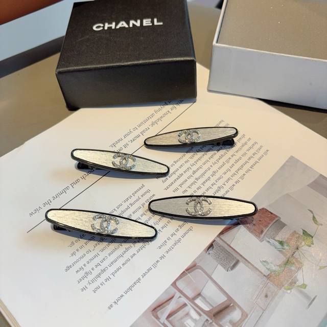 配包装 一对 Chanel 香奈儿 新款小香风金属高级感Bb夹、经典字母Logo边夹刘海夹发饰， 高级感日韩幻彩少女简约百搭款！
