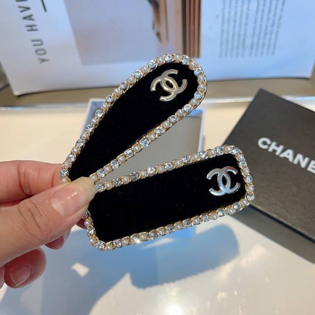 配包装 一对 Chanel 香奈儿 高端新款植绒水钻珍珠气质发夹Bb夹、经典字母Logo边夹刘海夹发饰， 高级感日韩幻彩少女简约百搭款！