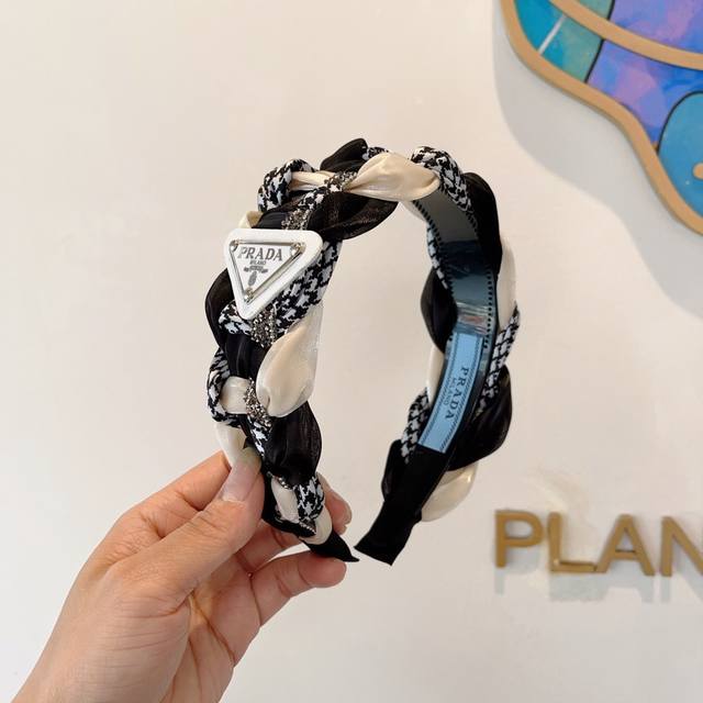 配包装 Prada 普拉达 网红新款定制发箍，水钻特制面料非常显质感、超级百搭款、经典而又永不过时。