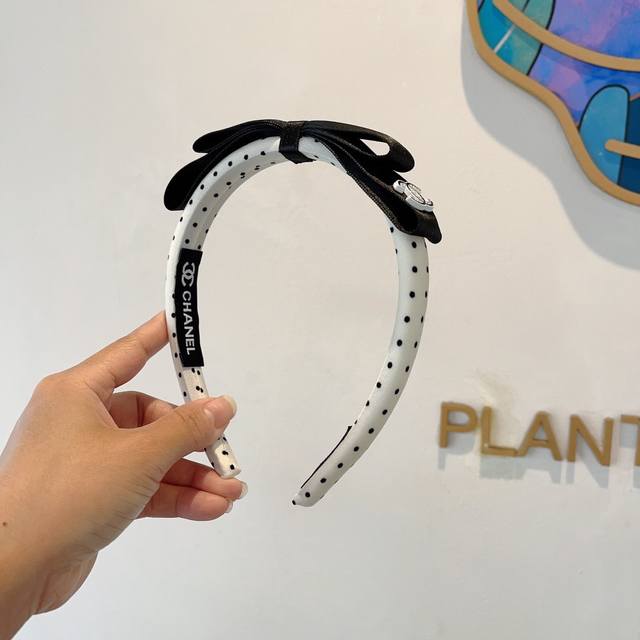 配包装 Chanel 香奈儿 新款小香高颅顶小波点窄版发箍，复古头箍，网红爆款推荐 搭配高端材质，超精致，时尚百搭。
