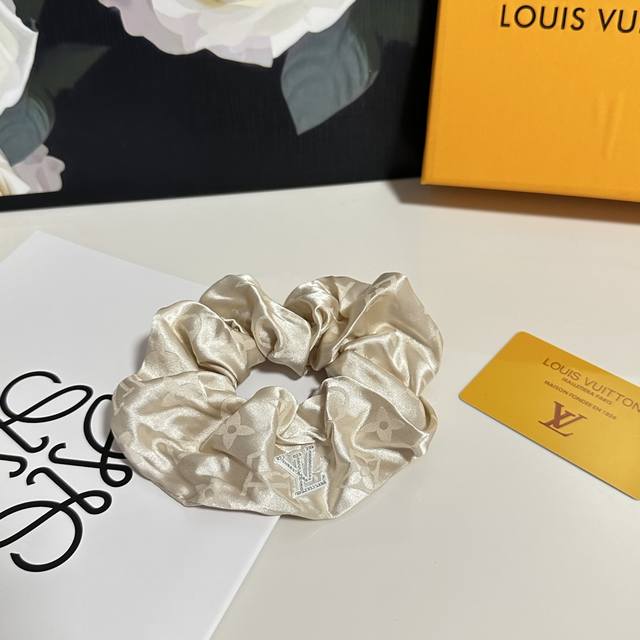 特 配包装 Lv 路易威登 经典真丝发圈 带头上或者手上都非常好看 时尚百搭人手必备单品