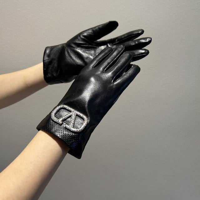 2025新款独家首发华伦天奴Valentino满钻触屏女款手套 原单品质 官网同步女士新款高档羊皮手套女神首选 不可错过百分百选用进口羊皮质细腻柔软 认准进口羊