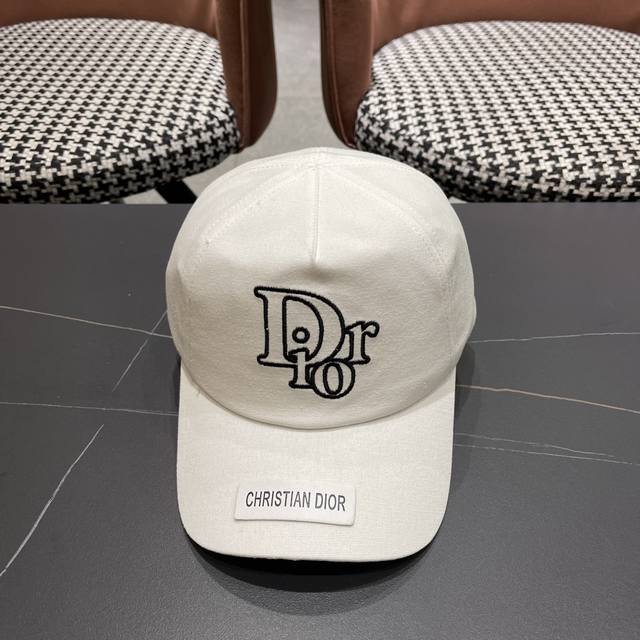 Dior 迪奥 新款原单刺绣棒球帽， 专柜热门新款，1:1开模订制，原版帆布料纯棉内里，轻盈透气！质量超赞，基础头围56，贴片可调节。