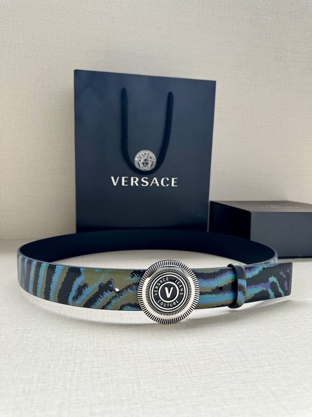 宽度3.8Cm Versace 皮带，配有立体La Medusa双面搭扣，一面饰有Barroco印花。 La Medusa搭扣 腰带环 底 面料：100%牛皮