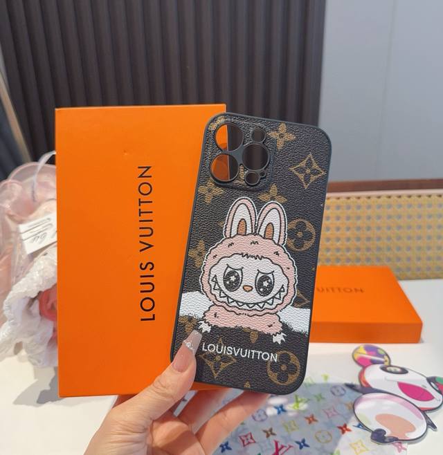 手机壳 皮绳链条拉布布挂件一套 Lv精孔全包手机壳 拉布布图案Lv全包围边皮质手机壳 型号：为了不出现报错型号，请打开本机查看手机设置显示的型号 Iphone1