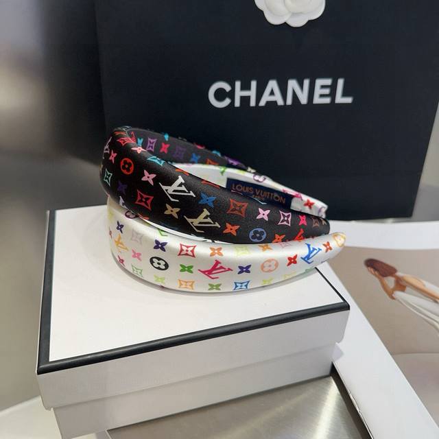 配包装盒 Louis Vuitton 路易威登 驴家新品七彩发箍，简单大气，特别吸睛，超火爆小单品，潮人必备