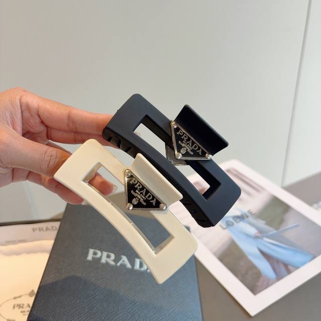 配包装 Prada 普拉达 新款潮流抓夹，网红同款 女神必备单品，非常百搭，时尚发夹， 戴上它满满的高大上。