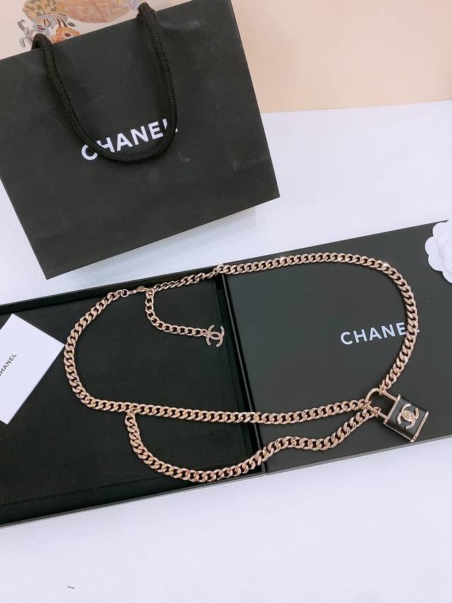 香家新款锁头腰链 Chanel 小羊皮 金色 与 黑 链条腰链，搭配超炸Chic感，复古叉显优雅，时尚又显个性！真的灵动又可爱 佩戴上身完美修饰身材 时髦精必备