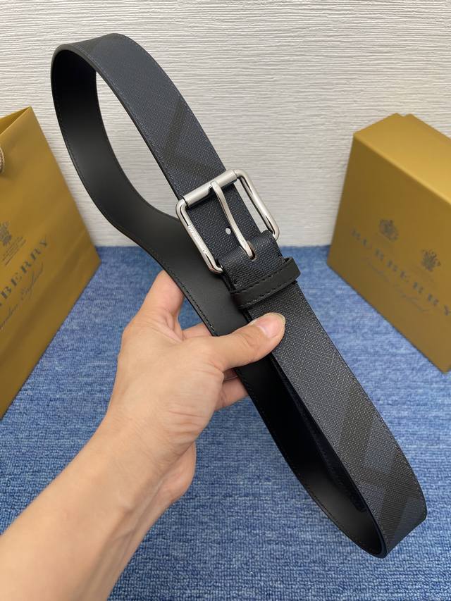 巴宝莉 。经典系列新品腰带，采用小牛皮材质，完美搭配手工车线，经典配色，可搭配商务西装或更为休闲的造型。顶级