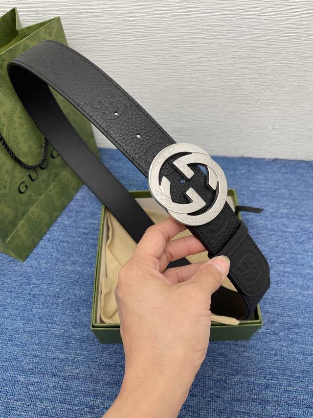 古驰 Gucci 采用高级Gucci Signature真皮精制而成，触感厚实，饰以双G商标带扣。腰带为意大利尺寸，4．0厘米宽 顶级 原单150