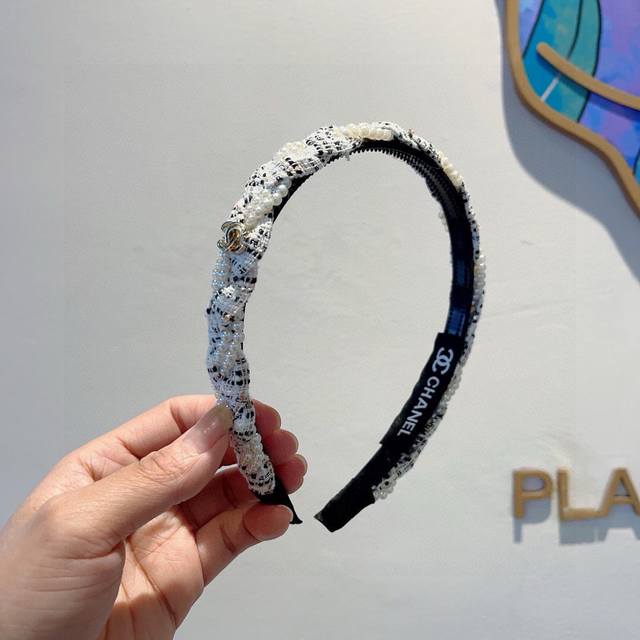配包装 Chanel 香奈儿 新款小香珍珠发箍，氛围感法式复古头箍、网红爆款推荐 搭配高端材质，时尚百搭。