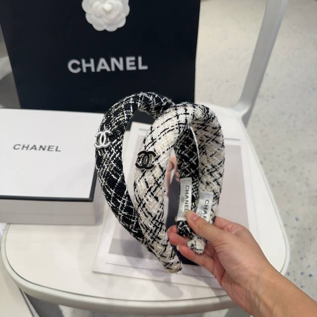 配包装盒 Chanel 香奈儿 最新款小香发箍，超级好看！名媛范儿十足，小仙女必备