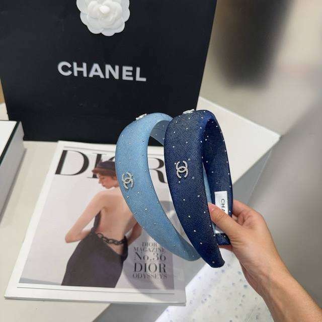 配包装盒 Chanel 香奈儿 最新款小香牛仔布发箍，超级好看！名媛范儿十足，小仙女必备