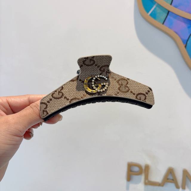 配包装 Gucci 古奇 新款手工贴钻网红抓夹，高级感字母简约复古发夹原单货，简约百搭，潮女必备品，超级的高大上！