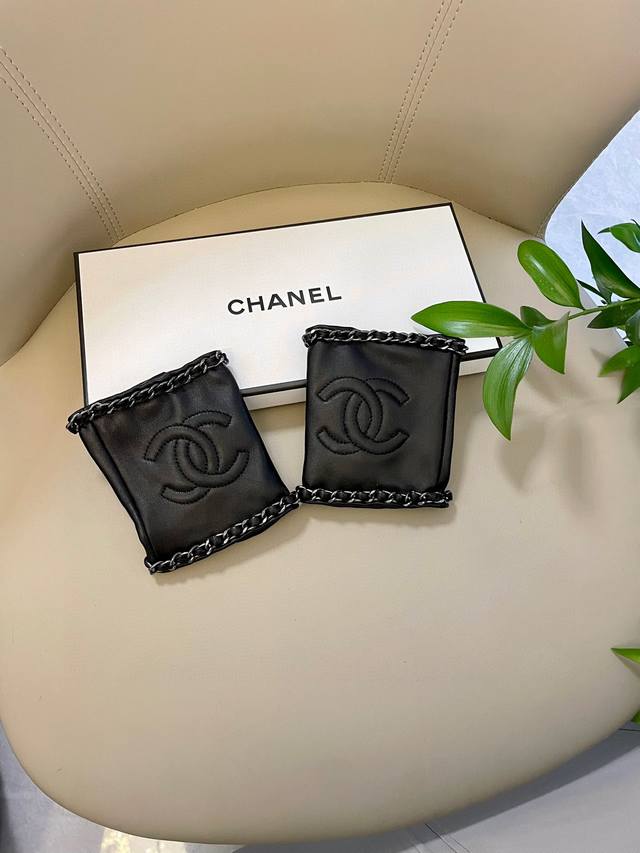 香奈儿Chanel欧洲新款 顶级原单 女士高档半指手套 百分百选用进口羊皮 香奈儿御用羊皮 皮质光滑细腻柔软 手感一流认准进口羊皮特有手感原版金色山茶花朵顶级做