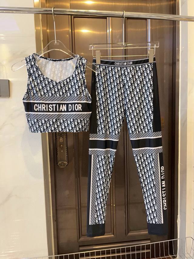 Dior迪奥高弹力健身瑜伽服运动套装~塑腰小背心 有胸垫 +修身提臀显瘦打底裤脚 码数：Sm L Xl