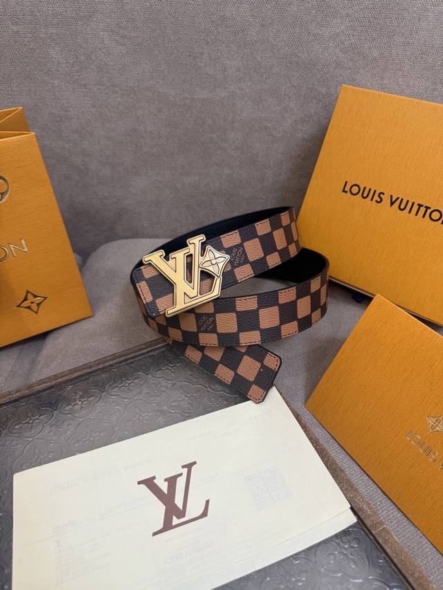 Lv Dimension 4.0双面腰带将经典格调引入新颖尺幅设计。皮革压印 Lv 字母和 Monogram 花卉，与纤秀 Lv 字母搭扣相映成趣，令品牌标识低