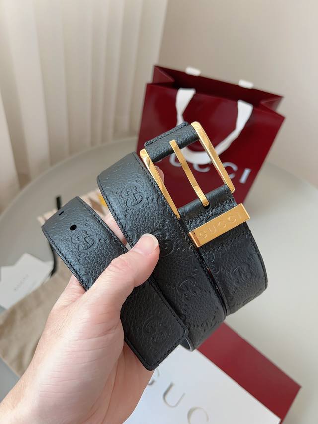 Gucci 标志性Gg图案继续为皮革配饰增色添彩，以现代风范演绎昔日经典。这款窄版腰带以Gg皮革制作，巧妙点缀调双G搭扣。 双G造型腰带扣 宽度：3.5厘米 意