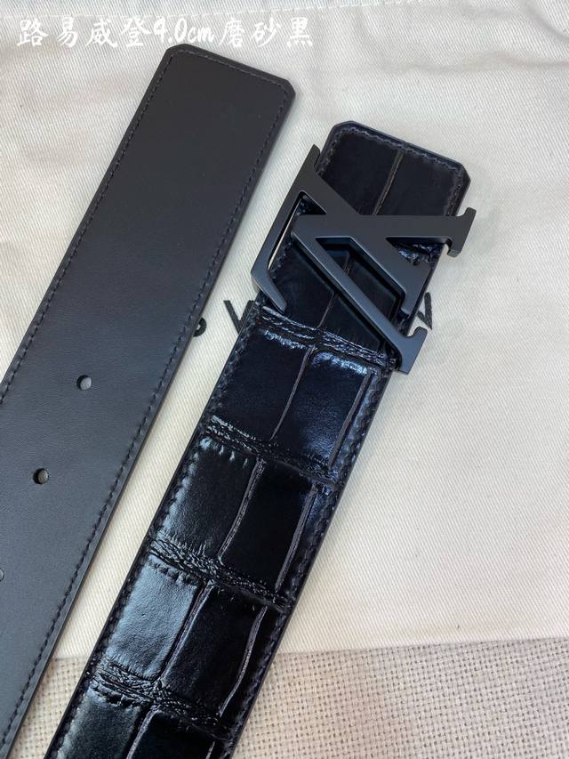L0Uis Vuitt0N Lv 男士专柜品质鳄鱼纹腰帶 寬度40毫米 配置精钢字母搭扣 扣头可随意搭配 ～双面小牛皮设计 手感细腻舒适 顶级