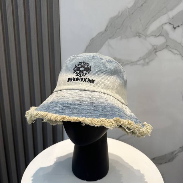 克罗心新款散须软牛仔渔夫帽 夏天来了，炎热的天气下，一顶好看的帽子成为了必不可少的时尚单品。这款牛仔渔夫帽，既有时髦的外观，又能有效防晒，让你在街头巷尾成为最时