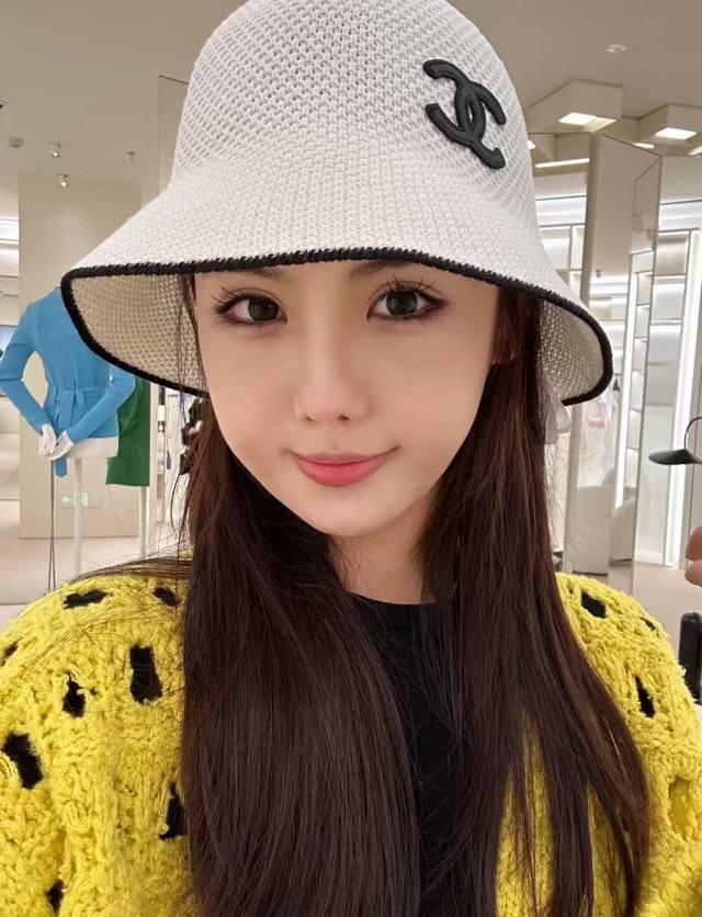 火爆全网的时髦小单品香奈儿25C高版本渔夫帽来啦，百搭的颜色+羊皮小Logo 真的太有质感了，重点戴起来超级好看 超级显脸小，名媛法式风，四季可戴