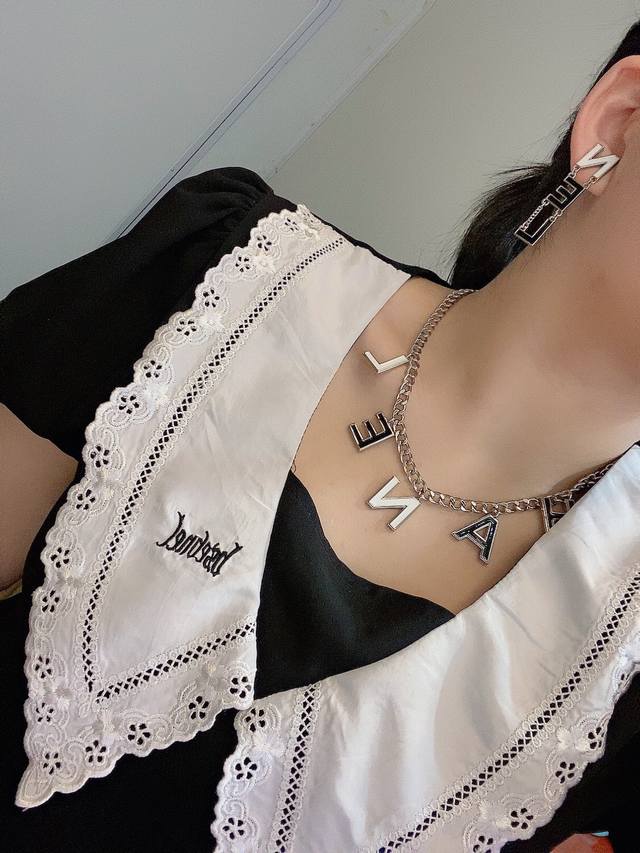 新款 Chanel 香奈儿耳环▲非常漂亮 专柜一致黄铜材质非常非常简洁大方不失小女人气质，日常晚会各种场合适用来，分分钟帮你们节省数千大洋