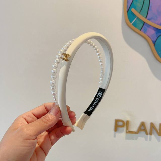 配包装 Chanel 香奈儿 最新款小香珍珠发箍，新品巨显脸小头箍，网红爆款推荐 搭配高端双ＣLogo ，超精致时尚百搭！