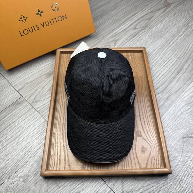L家。 超A品质 最新款！时尚潮流，高端做工！每一个帽子都是用心之作！牛津材质！头层牛皮！配盒子、防尘袋、非一般的品质，细节也很重要。真皮帽钉，真皮调节带！