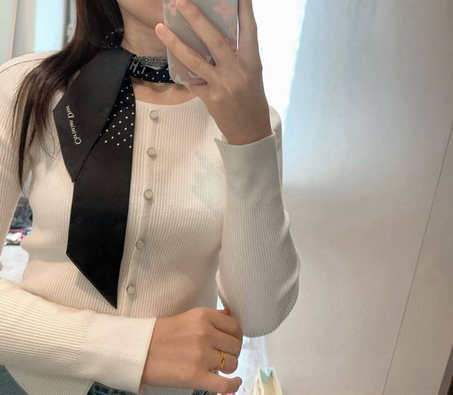 Dior迪奥Twilly丝巾，Miss 款式经典，造型修长，两端尖角设计，背面饰以对比鲜明的Christian Dior标志条形图案。 上身效果非常赞！随意一搭