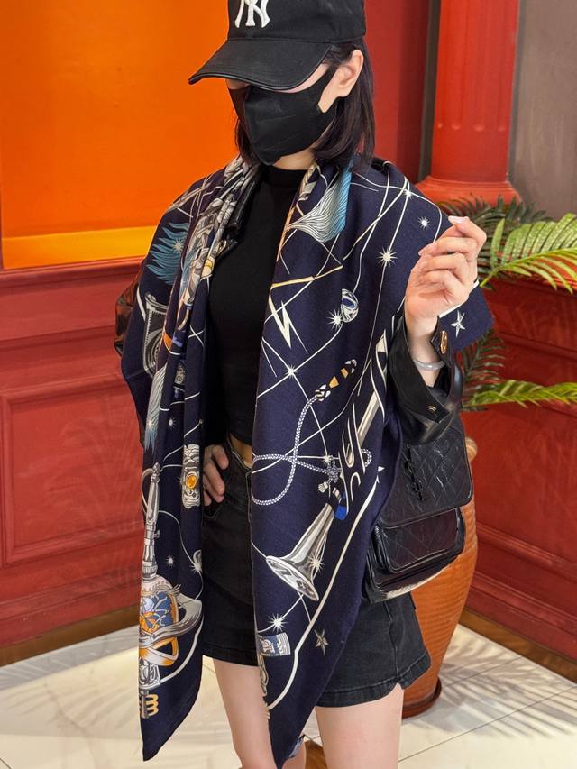 星辰合唱曲”140丝毛双面同色披肩 手工卷边丝毛方巾 30%桑蚕丝70%羊毛 这款经典单品展现强大而迷人的女性魅力精髓。此140方巾推陈出新，诠释无限的情感和自